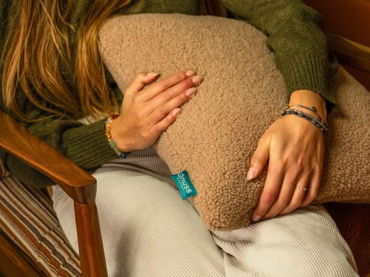 Qnuss Qozy warmtekussen 45x45cm - Chai Latte (incl. powerbank)
